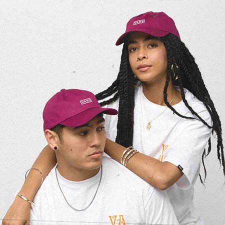 ADICIONE UM TOQUE OFF THE WALL AO SEU VISUAL COM O BONÉ VANS