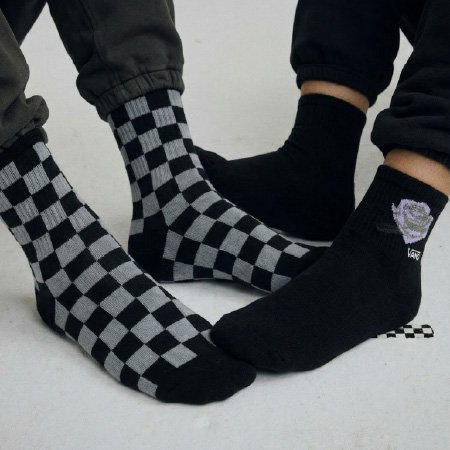 ADICIONE UM TOQUE CLÁSSICO AOS SEUS PÉS COM AS MEIAS VANS