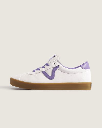 Inspirado nos clássicos da Vans, o Sport Low é uma interpretação moderna dos estilos retrô icônicos da década de 90 da Vans, mantendo viva a herança e todo o legado da época. O modelo recria o visual da silhueta original do Skate Vans Sport. Desde o colarinho mais baixo e aberto até a língua estendida, passando pela marcante Sidestripe com design exclusivo em "V" e pelos detalhes coloridos, o Tênis Sport Purple Haze Gum de cano baixo vulcanizado combina perfeitamente uma estética inspirada no skate, com detalhes retrô únicos.