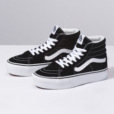O tênis Sk8-Hi foi introduzido em 1978, originalmente chamado de Style 38 e exibia a agora icônica Vans Sidestripe em uma nova silhueta inovadora de cano alto. Por ter sido apenas o segundo modelo com o marcador reconhecível, antigamente conhecido como “faixa de jazz”, o Sk8-Hi trouxe um visual totalmente novo à família Vans. Honrando aquele primeiro lendário cano alto, o tênis Platform Sk8-Hi é feito com cabedais duráveis em camurça e lona na cor preta, sidestripe em couro branco e  viras laterias em borracha na cor branca. Este tênis com cadarço também possui biqueiras reforçadas, colarinhos acolchoados firmes e o solado plataforma emborrachado característico da marca em waffle. • Tênis lendário de cano alto com faixas laterais da Vans • Cabedais duráveis em camurça e lona • Fechamento com cadarço • Biqueiras reforçadas • Colarinhos acolchoados firmes • Solado plataforma emborrachado característico da marca em waffle