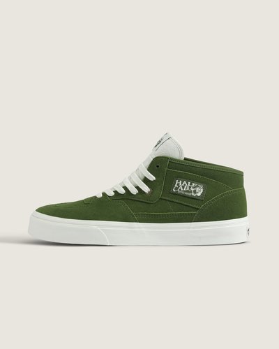 O Tênis Half Cab Suede Green evoca o legado da VANS e do Half Cab, criado por Steve Caballero em 1992 com cano médio. Confeccionado em couro com construção vulcanizada, traz estrutura resistente, suporte confiável e flexibilidade na sola. Design autêntico que privilegia conforto e controle, mantendo a atitude descontraída e criativa que fez do modelo um clássico entre praticantes e entusiastas.