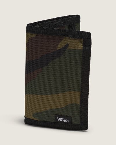 Uma estampa de camuflagem traz a assinatura Vans na icônica Carteira Slipped Classic Camo. Confeccionada em poliéster com um design retrô, o modelo apresenta três dobras e um fecho em velcro que mantém o conteúdo seguro. A carteira inspirada na velha guarda traz estampa exclusiva camuflada, com aplicação de etiqueta tecida com assinatura Vans em “Drop V” aplicada na capa. O amplo espaço interno inclui bolso para notas, divisória para cartões, janela para documentos e porta-moedas.