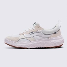 Para a temporada, a equipe da Vans repensou, re-Projetou e reconstruiu cada parte da estética e tecnologias do ultrarange para torná-lo mais sustentável. A renovação do Tênis Ultrarange Neo Vr3 True White apresenta entressola Ecocush™ moldada com espuma 50% bio-based, construção leve, sola de borracha Ecorubber™ de fontes renováveis e cabedal respirável em knit verde projetado com 50% Algodão Orgânico, 34% Rpet, 14% Nylon Reciclado E 2% Spandex, para reduzir o desperdício na produção em comparação com o cabedal tradicional de corte e costura da Vans. O Ultrarange Vr3 é a manifestação de uma ideia: que não se trata de para onde vamos, mas de como chegamos lá. A equipe da Vans traçou metas ambiciosas de sustentabilidade. Grandes ou pequenos, todos os esforços se somam a mudanças positivas. Para poder estampar o logotipo Vr3 Checkerboard Globe, pelo menos 30% do produto deve ser feito de materiais reciclados, renováveis e/ou regenerativos. Para saber mais sobre a Vans e sua jornada de materiais sustentáveis, acesse: vans.com.br/sustentabilidade.