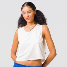 Sua personalidade em destaque, independente da ocasião. A Regata Mte Outline Hybrid Tank Egret combina conforto casual com desempenho, apresentando um ajuste relaxado e tecido leve e respirável. Confeccionada em tecido 100% algodão, o modelo possui gola redonda e traz aplicação de etiqueta tecida Vans na lateral. Uma peça atemporal que carrega a herança Vans no estilo casual e descontraído.
