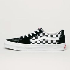 O Sk8-Low, uma versão do lendário tênis de cano alto da Vans, é produzido com uma variedade de cores clássicas, trazendo a estética Sk8-Hi® em um tênis de cano baixo. Com cabedal durável de lona e camurça resistentes, o Tênis Sk8-Low Black Black possui a contraparte mais alta. O tênis com sidestripe lendária com fecho em cadarços também inclui biqueiras reforçadas, colarinhos acolchoados de suporte e sola de borracha waffle exclusiva Vans. O modelo traz laterais com estampa icônica em checkerboard.