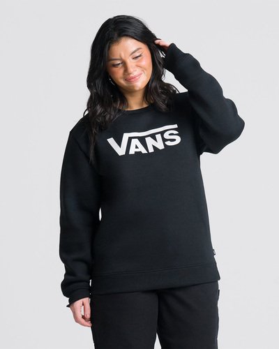 Nada melhor que um clássico original Vans para te aquecer nas temperaturas mais amenas. Honrando as tradições, o Moletom Classic V Bff Crew Black traz a herança “Off The Wall” para compor um visual despojado e esportivo, com total conforto. O moletom careca é confeccionado em poliéster e algodão, possui aplicação de rib na gola, punho e na barra. Na cor preta, o moletom feminino traz estampa frontal com assinatura Vans em “Drop V” centralizada na altura do peito, em silk à base d’água. O caimento do moletom é mais solto, estilo “boyfriend”, trazendo leveza e conforto ao vestir.