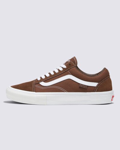 Nick Michel é referência para a próxima geração de skatistas com o seu estilo atemporal e abordagem moderna do skate clássico. Vans apresenta nesta temporada, a primeira coleção de calçados e roupas de skate do Nick Michel: uma coleção da cabeça aos pés, inspirada em sua criatividade ousada, estilo impecável e personalidade despretensiosa. O Tênis Skate Old Skool Nick Michel Brown White incorpora tons terrosos tradicionais e esboços arquivados por Sam Acosta, amigo próximo de Nick, enquanto os detalhes vivos de checkerboard desenhados à mão são exibidos na palmilha interna do tênis, trazendo mais estilo e atitude para o modelo. Com silhueta clássica, arte exclusiva e os benefícios de desempenho que os skatistas exigem, a coleção Vans x Nick Michel foi construída para os seus momentos no skate e vai compor um visual incrível dentro e fora das pistas.