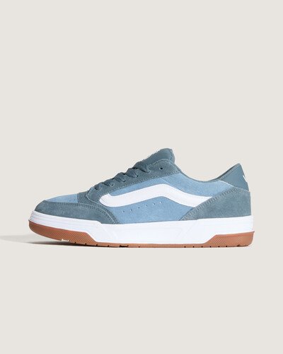 Sempre em alta. Inspirado nos estilos de skate do início dos anos 2000, com um perfil bufante e detalhes oversized. O Hylane é um tênis inspirado no skate Y2K que reinterpreta nossa silhueta Upland de 1999. O Tênis Hylane Stormy Weather traz referências do passado que  coexistem com detalhes de design sofisticados, como a Sidestripe 3D brilhante e logotipos bordados, enquanto a estrutura robusta e a língua de skate bufante proporcionam um visual e sensação retrô. Com uma entressola com textura exclusiva em V entrelaçado, o Hylane transforma uma estética old school em um item essencial do guarda-roupa atual.