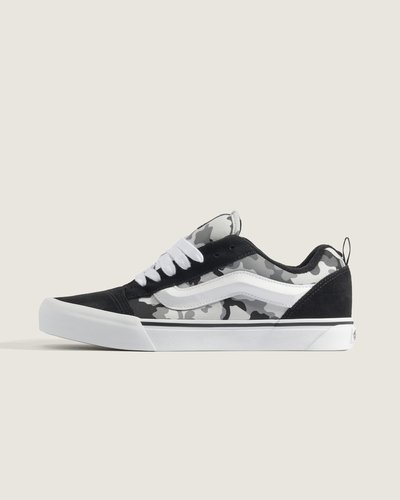 O Tênis Knu Skool Camo Black White é uma interpretação moderna de um estilo clássico dos anos 90, definido por sua língua bufante e SideStripe™ em 3D, finalizada com cadarços robustos, apresenta detalhe lateral, com a icônica estampa camuflada Vans. Com perfil e detalhes de estilo marcantes, o Knu Skool se inspira no Old Skool original, combinando um ícone do passado com as tendências atuais.