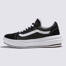 Conforto partindo dos pés. Com referências de design dos modelos tradicionais, o Tênis Old Skool Overt Comfycush Black White é a resposta a uma estética moderna com a sensação confortável da plataforma ComfyCush da Vans. Construído para trazer mais conforto e uma positividade descontraída, este tênis de cano baixo mescla a lendária silhueta Old Skool™ com uma entressola de espuma ComfyCush™ 360 graus e uma palmilha interna removível, proporcionando amortecimento máximo. Porque quanto mais confortável você estiver, mais criatividade terá, mais confiante será e melhor será seu dia. Então, deixe as boas vibrações fluírem com o novo Old Skool Overt Comfycush. Preparar, apontar, relaxar.