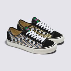 Esta coleção Vans Mami Wata é inspirada na longa história da África de eventos culturais originais e importantes que uniram pessoas de todo o mundo, desde o “Rumble in the Jungle” do Zaire em 1974 e o “Festac'77” da Nigéria até o “Felebration” anual em Lagos. Esta nova coleção que vai da cabeça aos pés leva as imagens icônicas, ousadas e gráficas desses eventos e adiciona um toque moderno da Vans, vinculando-se às nossas estampas tradicionais em checkerboard. Ao utilizar detalhes tão ousados em contraste com um micro checkerboard, esta coleção presta homenagem ao passado, ao mesmo tempo em que dá um aceno vibrante às gerações futuras que apóiam a cultura africana do surf.

O Mami Wata Style 36 Decon VR3 SF combina design sustentável com nosso calçado com sidestripe baseado no surfe. Com cabedal feito de lona de algodão 50% orgânico e camurça de origem responsável, maior conforto com nossa palmilha VR3Cush™ de espuma de base biológica e um novo solado VR3Waffle™ que usa borracha natural cultivada de forma regenerativa, esta silhueta desconstruída de cano baixo combina detalhes modernos e vintage.

Nossa equipe traçou metas ambiciosas de sustentabilidade. Grandes ou pequenos, todos os nossos esforços se somam a mudanças positivas. Para poder estampar o logotipo VR3 Checkerboard Globe, pelo menos 30% do produto deve ser feito de materiais reciclados, renováveis e/ou regenerativos.

CARACTERÍSTICAS DO PRODUTO 
• MATERIAL DO CABEDAL: Confeccionado em lona de algodão 50% orgânico e camurça. Os produtos de couro da Vans apóiam a fabricação responsável por meio do Leather Working Group.
• PALMILHA: A nova palmilha VR3Cush™ é produzida com pelo menos 25% de espuma EVA de base biológica parcialmente derivada de plantas, de acordo com o padrão de teste ASTM D6866-16.
• SOLA: Toda a borracha usada para produzir a sola VR3Waffle™ (60% do composto) é uma borracha natural cultivada de forma regenerativa, proveniente de fazendas que utilizam práticas agrícolas destinadas a promover a biodiversidade, melhorar os ciclos da água, melhorar a saúde do solo e/ou sequestrar carbono. Este novo composto de borracha foi desenvolvido e projetado para manter a aderência e durabilidade que fazem parte da história da Vans desde 1966.

Para saber mais sobre a Vans e sua jornada de materiais sustentáveis, acesse vans.com.br/sustentabilidade.Aproveite a Black Friday Vans e adquira já seu novo produto Off The Wall