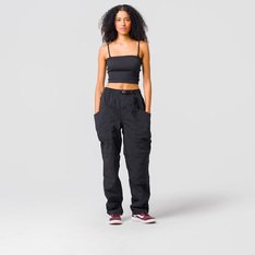 A combinação perfeita de funcionalidade e estilo. A Calça Mte Trek Guide Black possui um ripstop de nylon reciclado, uma calça durável que foi pensada para encarar qualquer aventura e no uso diário. Construídas com reforços como pinças de joelho e costuras de sela, o modelo possui um revestimento repelente de água. Apresenta vários bolsos cargo com amplo armazenamento, adicionando um toque utilitário. O cós com forro macio e o cinto de teia integrado, proporcionam um ajuste mais confortável. O modelo pode ser armazenado em uma bolsa de nylon exclusiva.