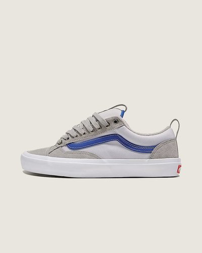 Lançado pela primeira vez em 1977, o Style 36, também conhecido como Old Skool™, foi o segundo tênis de skate Vans e o primeiro a apresentar a icônica Sidestripe™. Projetado para e por skatistas, a primeira biqueira de camurça do Old Skool permitiu a progressão do skate. Honrando essa herança de inovação, o Tênis Old Skool Skate Grey Blue, é um tênis de skate totalmente novo, que mantém muito da silhueta e das proporções do painel do Style 36 original, mas com um toque moderno. A biqueira mais curta e a língua acolchoada criam uma postura mais robusta para uma abordagem completamente nova do original. Assim como o original, o 36+ foi projetado para skate, mas com todas as atualizações de desempenho modernas que você pode encontrar no Skate Old Skool™, da borracha aderente Sickstick™ aos reforços Duracap™ de longa duração.