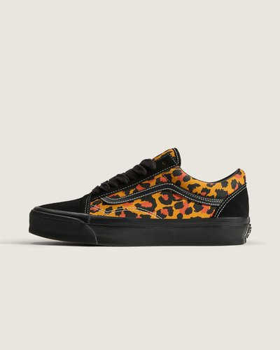 Sinta algo novo. Por quase 50 anos, o tênis Old Skool esteve conectado à cena musical underground. Agora, a Vans celebra esse vínculo com a Premium Old Skool Music Collection - com três cápsulas, inspiradas em diferentes eras. A Punk Capsule revive a estampa de leopardo ousada e os sólidos de destaque, ecoando as cores adotadas por músicos punk e hardcore nos anos 70 e 80. A construção da silhueta Premium apresenta amortecimento na palmilha, uma palmilha aprimorada com materiais para melhor ajuste e conforto. Paredes laterais brilhantes, fita de proteção superior e etiquetas do acervo Vans, que homenageiam os detalhes originais dos calçados da década de 90. Projetado com materiais sustentáveis, como sola de borracha regenerativa e palmilha de base biológica, o Premium Old Skool™ é elevado em todos os sentidos.