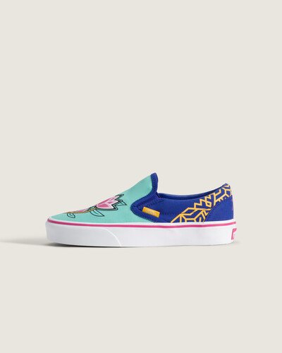 Apresentado em 1977, o Classic Slip-On da Vans se tornou um ícone do sul da Califórnia. O Tênis Slip-On K-Pop Kpop Demon Hunters Zoey Infantil traz cabedal em textile com construção vulcanizada, garantindo flexibilidade e suporte natural. A abertura sem cadarço facilita o calce e a entressola acolchoada contribui para conforto durante o uso. Acabamentos e costuras reforçadas seguem o legado descontraído da marca.