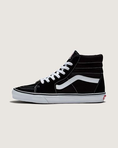 O tênis Sk8-Hi foi introduzido em 1978, originalmente chamado de Style 38 e exibia a agora icônica Vans Sidestripe em uma nova silhueta inovadora de cano alto. Por ter sido apenas o segundo modelo com o marcador reconhecível, antigamente conhecido como “faixa de jazz”, o Sk8-Hi trouxe um visual totalmente novo à família Vans. Honrando aquele primeiro lendário tênis de cano alto, o Tênis Sk8-Hi Black White Black é construído com cabedal durável em camurça e lona na cor preta, sidestripe em couro branco e viras laterais em borracha na cor branca. Este tênis com cadarço também possui biqueiras reforçadas, colarinhos acolchoados firmes e o solado emborrachado em waffle exclusivo Vans.