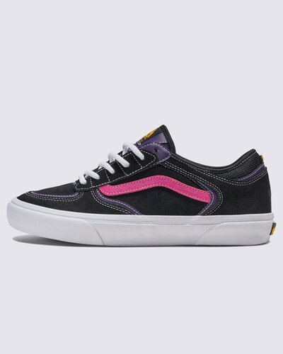 Os clássicos do skate: construídos extremamente resistentes por dentro para o skate! Celebrando o legado de 25 anos do Rowley, o tênis de skate original de Geoff Rowley, o Tênis Skate Rowley Skate Classics Black Pink ecoa o legado histórico da Vans Skateboarding enquanto impulsiona a cultura do skate. Construídos com base na herança e redesenhados para o skate moderno, este tênis épico vulcanizado homenageia a lenda do skate que deixou a sua marca na próxima geração, ao mesmo tempo que oferecem mais daquilo que os skatistas de hoje precisam para impulsionar o estilo e a progressão.