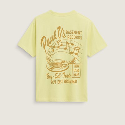 Relembre a história da Vans com a Camiseta Paul Vs Ss Canary Yellow. O modelo homenageia o legado do fundador da Vans, Paul Van Doren, com esta camiseta de manga curta, leve e inspirada em anúncios de vinil retrô. Respirável e confortável, ela apresenta a estampa frontal, na altura do peito, no lado esquerdo, de uma loja de discos fictícia com o nome de Paul, com o endereço do depósito original da Vans. Já nas costas, traz a mesma estampa, centralizada e em tamanho maior.