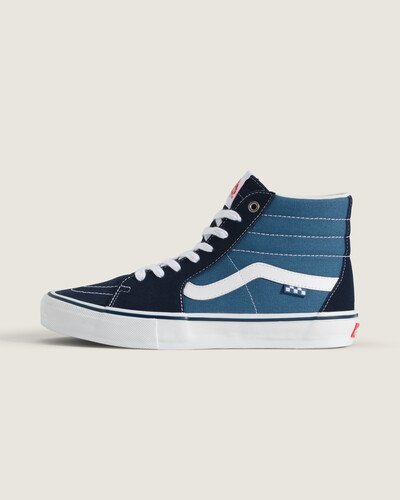 Vans Skate Classics: Ultra resistência no interior para a prática do skate. Completamente redesenhada para o skate moderno, a coleção Skate Classics oferece mais do que os skatistas precisam para permitir evolução máxima. O cabedal de camurça e lona do Tênis Skate Sk8-Hi Navy White oferece a aparência icônica que você deseja, trazendo todos os benefícios de desempenho que os skatistas exigem. Das subcamadas reposicionadas Duracap™ e palmilhas Popcush™ ao composto de borracha SickStick™, este tênis de skate tem cano alto e foi desenvolvido para suportar o impacto diário da prática de skate e manter você confortável entre as sessões. O modelo traz a nova etiqueta tecida Vans em checkerboard aplicada na lateral.
