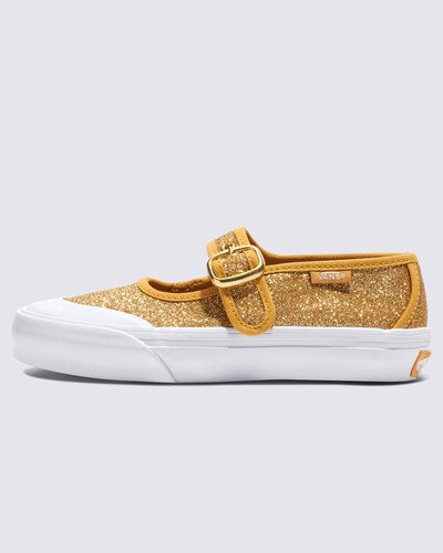 Incorporando a nostalgia retrô e uma interpretação lúdica da feminilidade, o Tênis Style 93 Glitter Champagne Gold Infantil revitaliza essa silhueta atemporal e a eleva a um novo nível. Combinando uma fivela simples e uma tira com uma capa de borracha para os dedos, costura contrastante e a icônica sola de borracha tipo waffle, o modelo - estilo Mary Jane - oferece a mistura perfeita de casualidade e elegância, ideal para... bem, praticamente qualquer coisa.