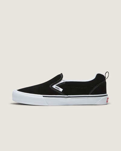 Um estilo “volumoso” típico dos anos 90 que foi inspirado no Classic Slip-On da Vans. O Knu Slip é a interpretação contemporânea de um estilo clássico dos anos 90, caracterizado por sua lingueta volumosa e colarinho contornado que trazem mais conforto e suporte. Com a combinação de perfil dramático e composição clássica para maior praticidade, o Tênis Knu Slip Black True White reproduz o original Classic Slip-On enquanto mescla um ícone do passado com as tendências do presente.