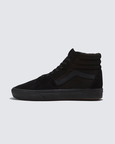 Quando os clássicos se unem ao conforto. A Vans renovou a silhueta clássica do Sk8-Hi introduzindo a tecnologia ComfyCush: uma sola mais macia e acolchoada que oferece ao ComfyCush Sk8-Hi um ajuste sem igual com a sensação de estar andando nas nuvens. Apresentando uma construção co-moldada de espuma e borracha para a combinação perfeita de conforto e aderência, com Tênis Sk8-Hi ComfyCush Black Black é possível se sentir confortável o tempo todo, mantendo a estética atemporal do lendário tênis de cano alto. Esse visual icônico também é equipado com solas de borracha que proporcionam durabilidade e tração, interiores simplificados de peça única com maior suporte no arco e forro com material que absorve a umidade em todo o interior do tênis. Junto com o cabedal de camurça e lona bordada recém-construído que se concentra na estabilização da lingueta, o tênis na cor preta confere um toque retrô aos estilos esportivos da Vans do início dos anos 90 e oferece uma experiência em que o conforto é vital.