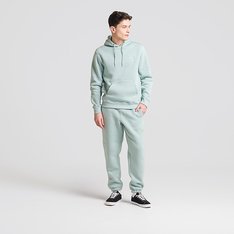 Conforto e estilo para todos os momentos. A Calça Core Basic Relaxed Gray Mist é confeccionada em algodão e poliéster. O modelo clássico Vans de cintura média apresenta cós elástico com ajuste em cordão. Traz bolsos frontais estilo faca e aplicação de patch bordado com assinatura Vans em “Drop V” na altura da coxa esquerda. Com bolso traseiro, o modelo possui comprimento mais longo, com shape solto, caimento reto e acabamento canelado. Para curtir e relaxar no estilo “Off The Wall”.