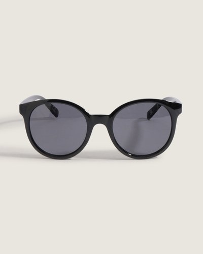 O Óculos Rise And Shine Black apresenta armação atemporal e lentes em policarbonato, resultando em estrutura leve e resistente. Proteção UVA/UVB 400 garante filtração eficaz contra raios. Acompanha bolsa de tecido com fecho para transporte. Design que remete ao legado Vans, com linhas limpas e acabamento pensado para conforto e suporte durante o uso, combinando construção robusta e toque suave ao vestir..