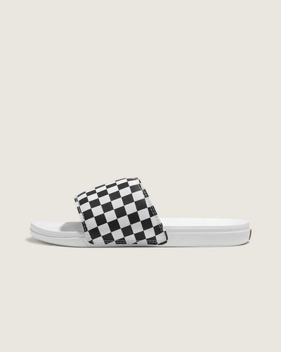 Deslize no conforto com o Chinelo Slide-On Black Marsmallow. Com inspiração no solado vulcanizado dos clássicos Vans, o chinelo slide-on apresenta silhueta com uma tira larga em nobuck sintético branco com a icônica estampa em checkerboard da Vans. Com forro de borracha macia e tecido elástico, o modelo possui palmilhas UltraCush super macias que incluem suporte de arco embutido e as solas waffle UltraCush™ Lite injetadas com leveza, flexibilidade e durabilidade. Esse modelo vai te acompanhar na correria de um dia inteiro. O logo “Vans Off The Wall” é aplicado na heeltab do calcanhar.