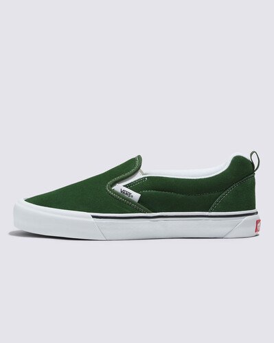 Um estilo “volumoso” típico dos anos 90 que foi inspirado no Classic Slip-On da Vans. O Knu Slip é a interpretação contemporânea de um estilo clássico dos anos 90, caracterizado por sua lingueta volumosa e colarinho contornado que trazem mais conforto e suporte. Com a combinação de perfil dramático e composição clássica para maior praticidade, o Tênis Knu Slip Green True White reproduz o original Classic Slip-On enquanto mescla um ícone do passado com as tendências do presente.