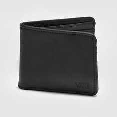 A Carteira Drop V Black tem uma proposta minimalista e carrega uma estética elevada. Com assinatura Vans em “Drop V” gravada em relevo no canto inferior direito, o modelo possui revestimento liso em poliuretano e interior com muito espaço em divisórias e bolso com fecho em zíper para guardar o que é essencial. A carteira em couro vegano traz um upgrade para a carteira clássica tradicional da Vans.