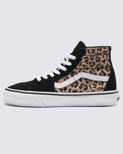 Uma versão elegante do icônico tênis de cano alto. O Tênis Sk8-Hi Tapered Animalier Black possui um ajuste mais fino do que o Sk8-Hi original, esta versão descontraída de um ícone oferece um visual simplificado com muito estilo, com detalhe em estampa animal print de leopardo atemporal.