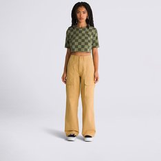 A Calça Arroyo Wide Leg Cargo Pant Seasonal Hero: Authentic Pig Suede Gum Antelope é uma peça clássica inspirada em roupas de trabalho com um toque original Vans. Uma calça de lona que possui muito espaço para armazenamento e muito estilo. Com silhueta de pernas mais largas, o modelo apresenta bolsos frontais e traseiros, com bolsos laterais cargo.