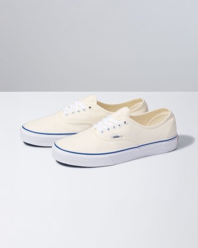 Nascido em Anaheim, Califórnia, em 1966, o Authentic é o estilo original que é tradição da Vans. Originalmente conhecido como Vans #44 Deck Shoes, o Authentic tornou-se um ícone popular imediato e incorporou nossa atitude “Off The Wall” desde então.

Confeccionado com cano baixo simples e fechamento com cadarço, este calçado clássico mantém a vibe tradicional em alta, com cabedal resistente de lona nas cores da estação, ilhós de metal e as solas de borracha em waffle exclusivas.

• Tênis de cano baixo original da Vans 
• Fechamento com cadarço
• Cabedal resistente de tecido
• Sola de borracha waffle exclusiva
• 4 fileiras de cadarço com ilhós de metal para tamanhos de 3,5 a -6
• 5 fileiras de cadarço com ilhós de metal para tamanhos a partir de 6.5