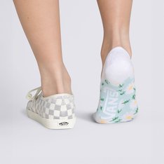 Combine os seus tênis Vans com o pack de meias que carrega o Lifestyle Vans por onde for. A Meia Buggin Out Canoodle Fresh Flower Crystal Blue agrega estilo para todas as ocasiões. O pack possui três pares de meias soquetes em tecido estilo sapatilhas clássicas, em tons coloridos e com a icônica estampa floral Vans. Com ponteira e calcanhares em branco, traz assinatura Vans em “Drop V” estampada na sola.