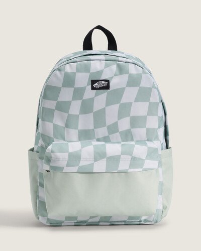 A Mochila Old Skool Dusty Mint é funcional, com bolso frontal e compartimento principal amplo, confeccionada em material industrial. Inspirada no legado icônico da Vans, traz construção voltada à organização e componentes pensados para uso diário, combinando suporte e sensação robusta com estética descontraída. Textura firme do material e montagem reforçada acentuam a praticidade e o conforto no transporte