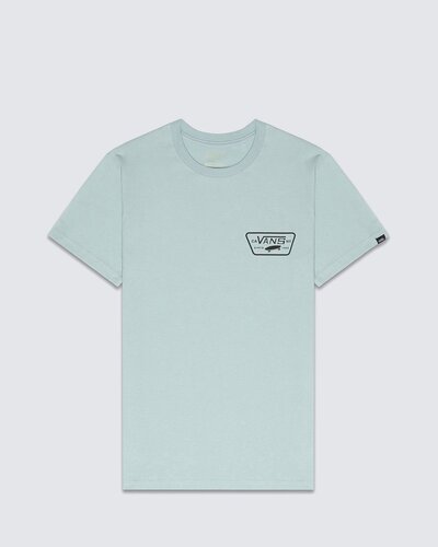 Fundada na Califórnia em 1966, a Vans está envolvida com a cultura de rua, artes, música e ligada ao skate e à evolução do esporte, sem perder a essência. Dos clássicos aos modernos, a Vans possui uma enorme variedade de modelos de tênis, roupas e acessórios, sempre mantendo o estilo "Off The Wall". A Camiseta Full Patch Back SS Gray Mist Black possui estampas com o icônico patch do skate Vans, com inscrição "since 1966” aplicado na altura do peito, no lado esquerdo. Nas costas, traz a mesma estampa, em tamanho maior em silk à base d’água. Com gola canelada, apresenta etiqueta Vans aplicada na lateral da peça. Conforto, estilo e atitude dentro e fora das pistas. Combine com todos os seus clássicos.