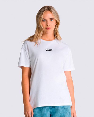 Tradição e originalidade estão presentes na cultura da Vans desde 1966. A personalidade e estilo inconfundível se destacam em todos os seus clássicos. A Camiseta Flying V Oversized SS White de manga curta é confeccionada em tecido de algodão, com corte amplo e oversized. O modelo possui estampa frontal com assinatura Vans em “Drop V”, centralizada na altura do peito, em silk à base d’água.