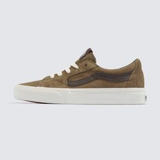 O Sk8-Low, uma versão do lendário tênis de cano alto da Vans, é produzido com uma variedade de cores clássicas, trazendo a estética Sk8-Hi® em um tênis de cano baixo. Com cabedal durável de lona e camurça resistentes, o Tênis Sk8-Low Suede Brown possui a contraparte mais alta. O tênis com sidestripe lendária com fecho em cadarços também inclui biqueiras reforçadas, colarinhos acolchoados de suporte e sola de borracha waffle exclusiva Vans.