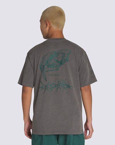 Feita de material macio de algodão orgânico, a Camiseta Mte Sabertooth Ss Tee Crosspath Black apresenta uma lavagem overdye para um visual vintage. Coberta com uma gola canelada e detalhes do ícone VR3, ela possui estampa frontal na altura do peito, no lado esquerdo e nas costas, em silk à base d’água.

A equipe da Vans definiu metas ambiciosas de sustentabilidade. Grandes ou pequenos, todos os esforços se somam a uma mudança positiva. Para ganhar o logotipo do globo Checkerboard, pelo menos 30% do produto deve ser feito de um ou uma combinação de materiais reciclados, renováveis ??e/ou regenerativos. Para saber mais sobre a Vans e sua jornada para materiais sustentáveis, acesse www.vans.com.br/sustentabilidade.