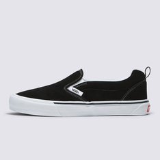 Um estilo “volumoso” típico dos anos 90 que foi inspirado no Classic Slip-On da Vans. O Knu Slip é a interpretação contemporânea de um estilo clássico dos anos 90, caracterizado por sua lingueta volumosa e colarinho contornado que trazem mais conforto e suporte. Com a combinação de perfil dramático e composição clássica para maior praticidade, o Tênis Knu Slip Black True White reproduz o original Classic Slip-On enquanto mescla um ícone do passado com as tendências do presente.