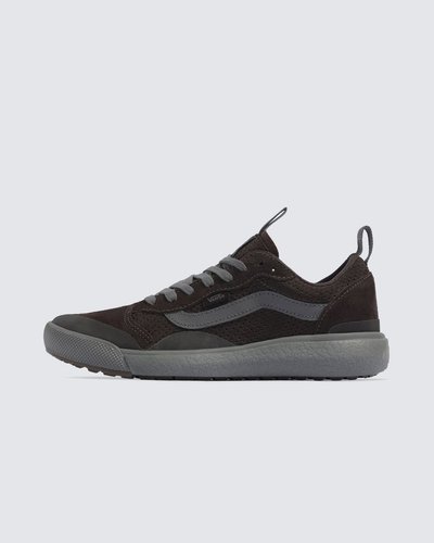 Máximo conforto e aliado de todas as rotinas. Esteja sempre pronto para o inesperado com o Tênis Ultrarange Exo Se Mte Perf Suede Dark Brown. Com um solado co-moldado construído em padrão tratorado em waffle - exclusividade Vans - ele maximiza a cobertura, aderência e durabilidade da borracha. A nova entressola UltraCush™ Lite traz conforto e leveza para o calce. O modelo de cano baixo possui cabedal com inspiração na silhueta do icônico Old Skool - em camurça, tecido e sintético marrom - totalmente respirável, com biqueira e antepé de borracha renovado, deixando o calce no ajuste ideal. O Exo Skeleton fornece apoio integrado nos dedos e na parede lateral medial, com uma trava de calcanhar para um ajuste seguro. No calcanhar e lingueta, traz puxadores, facilitando o calce. O tradicional skate “Vans Off The Wall” é aplicado na heeltab do calcanhar. Traz etiqueta Vans aplicada na lateral do tênis, enquanto a assinatura “Vans Ultrarange” é aplicada na lingueta. Conforto e estilo dentro e fora das pistas.