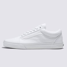 <p>Em 1977, o tênis Old Skool, originalmente nomeado de Vans #36 foi lançado sendo o primeiro a conter a icônica sidestripe na lateral. O que começou como um rabisco de Paul Van Doren, originalmente chamado de “Jazz Stripe”, se tornou um dos ícones da marca Vans. O Tênis Old Skool True White é um tênis de cano baixo com cadarço que possui cabedal de lona têxtil na cor branca, sidestripe em couro branco e viras laterais borracha na cor branca com biqueiras reforçadas para suportar o desgaste por repetição, cano acolchoado para dar suporte e flexibilidade e a clássica sola de borracha waffle vulcanizada exclusiva Vans.</p>