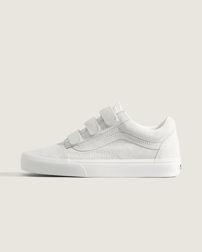 Estação 77. Sinta algo novo. Com o nascimento do icônico SideStripe™, sempre há algo novo com o Old Skool. O Tênis Old Skool V College Marshmallow reinventa o icônico tênis Sidestripe, trocando os cadarços tradicionais por fechos triplos de velcro. Feito com cabedal exclusivo em camurça e lona, ??este modelo de cano baixo clássico proporciona um ajuste fácil e seguro, que manterá você confortável o dia todo.