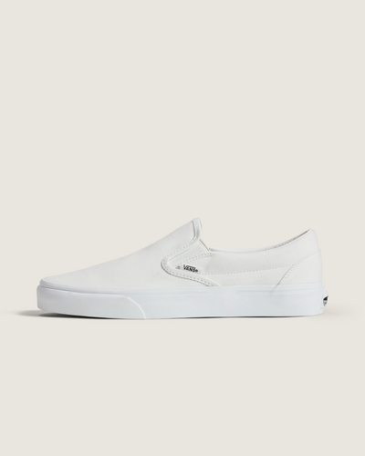 Em 1977, o tênis Slip-On, conhecido originalmente como Vans #98 é apresentado e com a ajuda de skatistas e atletas de BMX, virou uma febre no sul da Califórnia. Anos depois, ganhou atenção e apelo internacional quando apareceu nos pés de Jeff Spiccoli, personagem interpretado por Sean Penn no filme Fast Times at Ridgemont High, de 1982, tornando-se um dos maiores ícones da Vans. O Tênis Slip-On True White possui perfil baixo, cabedal de lona têxtil resistente na cor branca, cano acolchoado, elástico nas laterais, viras laterais de borracha na cor branca com biqueiras reforçadas para suportar o desgaste por repetição e a original sola de borracha Waffle exclusiva Vans.