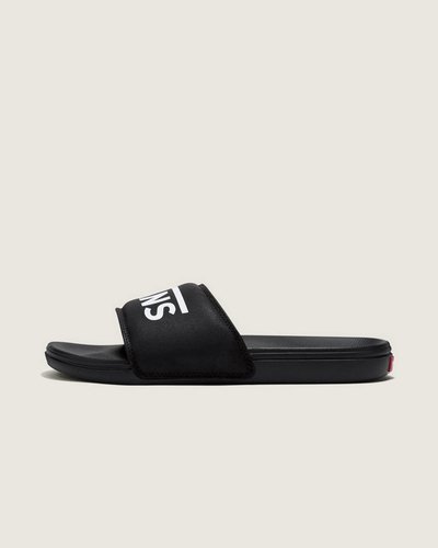Deslize no conforto com o Chinelo Slide-On Black. Com inspiração no solado vulcanizado dos clássicos Vans, o chinelo slide-on apresenta silhueta com uma tira larga em nobuck sintético preto com assinatura Vans em “Drop V”. Com forro de borracha macia e tecido elástico, o modelo possui palmilhas UltraCush super macias que incluem suporte de arco embutido e as solas waffle UltraCush™ Lite injetadas com leveza, flexibilidade e durabilidade. Esse modelo vai te acompanhar na correria de um dia inteiro. O logo “Vans Off The Wall” é aplicado na heeltab do calcanhar.