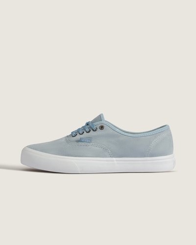 Nascido em Anaheim, Califórnia, em 1966, o Authentic é o estilo tradicional original da Vans. O Tênis Authentic Shine couro Mesh Blue White mantém o legado Off The Wall com cabedal têxtil em fibras vegetais, cano baixo e fechamento por cadarço para ajuste seguro. Sola vulcanizada oferece durabilidade e resposta estável; o tecido garante respirabilidade e sensação leve ao caminhar. Modelo unissex de identidade atemporal e acabamento cuidadoso.