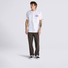 A Calça Fatigue Loose Tapered Upland Turkish Coffee oferece todo o estilo, conforto, mobilidade e capacidade de skate que você precisa para fazer manobras incríveis dentro e fora das pistas. Esta calça de algodão possui um ajuste mais largo no quadril e na coxa, terminando em uma perna cônica. Com vários bolsos para armazenamento adicional, traz a etiqueta Vans em checkerboard costurada na bainha da abertura da perna que fica visível quando algemada.