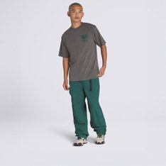 A combinação perfeita de funcionalidade e estilo. A Calça Mte Trek Guide Crosspath Rain Forest possui um ripstop de nylon reciclado, uma calça durável que foi pensada para encarar qualquer aventura e no uso diário. Construídas com reforços como pinças de joelho e costuras de sela, o modelo possui um revestimento repelente de água. Apresenta vários bolsos cargo com amplo armazenamento, adicionando um toque utilitário. O cós com forro macio e o cinto de teia integrado, proporcionam um ajuste mais confortável. O modelo pode ser armazenado em uma bolsa de nylon exclusiva.
