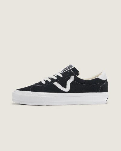 Originalmente introduzido no início dos anos 90, o Tênis Vans Sport Vault Og Lx Pig Black White é um estilo atemporal, com inspiração nos designs esportivos retrô de décadas passadas. O modelo possui detalhes na silhueta, trazendo uma parede lateral mais alta e brilhante, com costuras em destaque.
